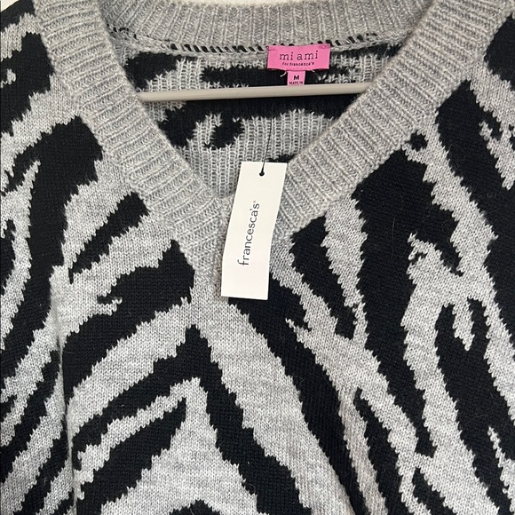 NWT Miami (Francesca’s) Black and Gray Animal Print V-Neck Sweater - Picture 2 of 4
